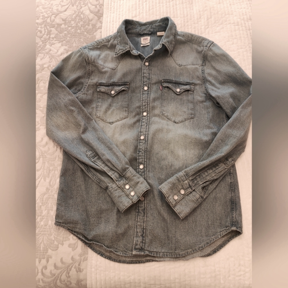 Levi's Barstow Denim Shirt: Timeless Western Embroidery, Size M Standard.